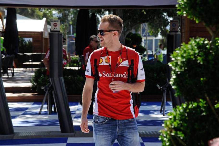 Profilo aerodinamico molto curato per Sebastian Vettel, che si è presentato a Melbourne, sede del primo GP della stagione, con un nuovo taglio di capelli, molto corto. Colombo 